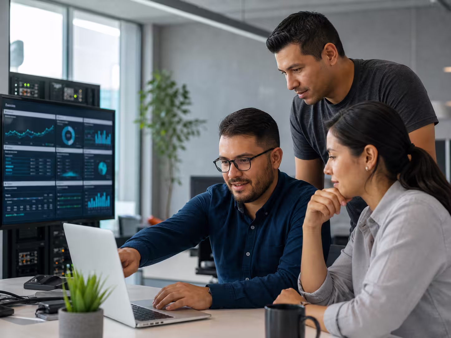 Equipo técnico revisando el rendimiento de una infraestructura de hosting